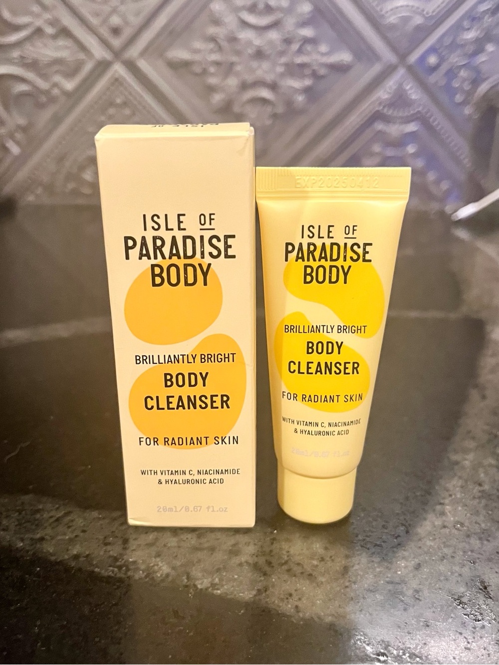 Isle of Paradise Body Cleanser - for radiant skin
